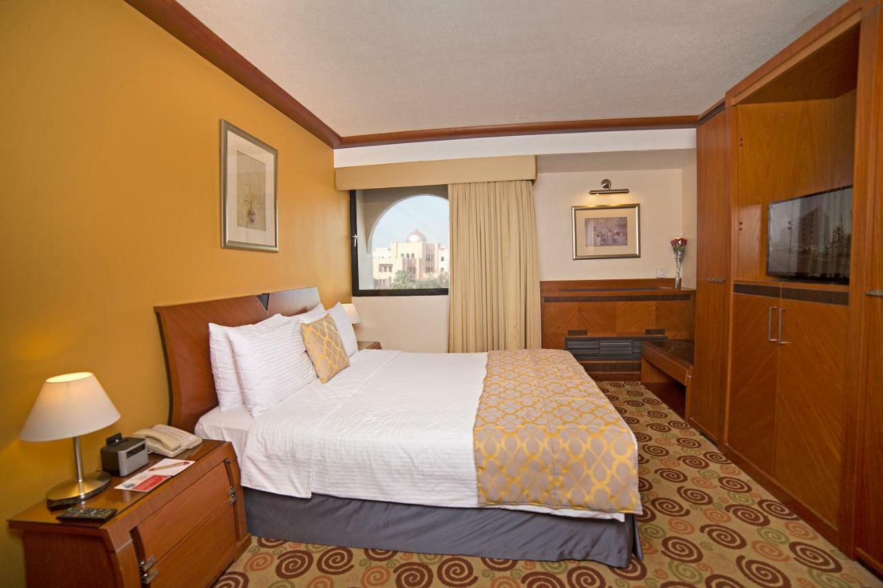 Ramada By Wyndham Bahrain Hotel Manama Exterior foto